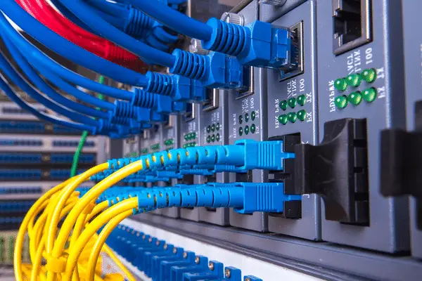 TRANCIAMENTO CAVI DELLA FIBRA OTTICA