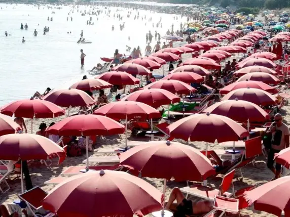 Spiagge nel Salento, è stangata: nei lidi prezzi in aumento del 25% con punte fino al 50%. «Ma qui le alternative ci sono»